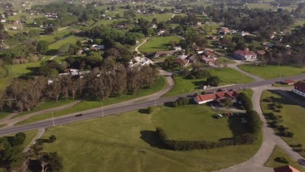 アルゼンチンのチャパダマル村の農村道路に沿って車の運転 空中パノラマビュー — ストック動画