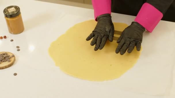 Руки Ріжуть Тісто Печива Овальним Різаком Гімбал Високий Кут — стокове відео