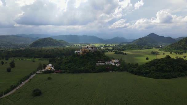 Descending Aerial Footage Revealing Corn Fields Famous Simalai Songtham Temple — Stock Video