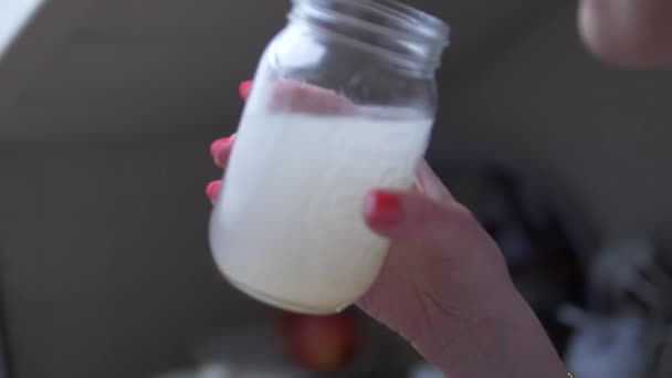 Una Mujer Bebe Limonada Cámara Lenta Frasco Albañil — Vídeo de stock