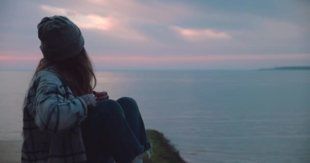Eingewickeltes Mädchen Das Während Des Sonnenuntergangs Meer Sitzt Slomka Geht — Stockvideo