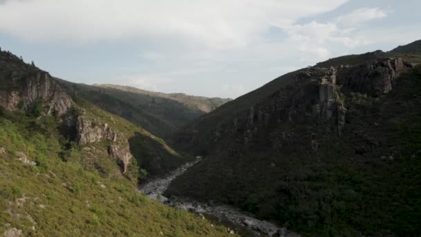 Fiume Sinuoso Dolci Colline Parco Nazionale Geres Portogallo Bellezza Natura — Video Stock