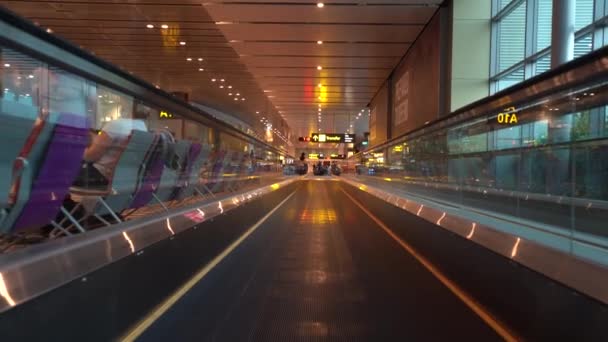 Пешеходная Дорожка Внутри Аэропорта Чанги Сингапуре Pov Wide — стоковое видео