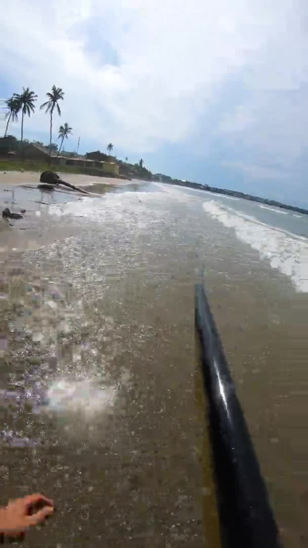 黄色のサーフボードを保持している砂の熱帯海岸線を歩くサーファー Pov垂直ショット — ストック動画