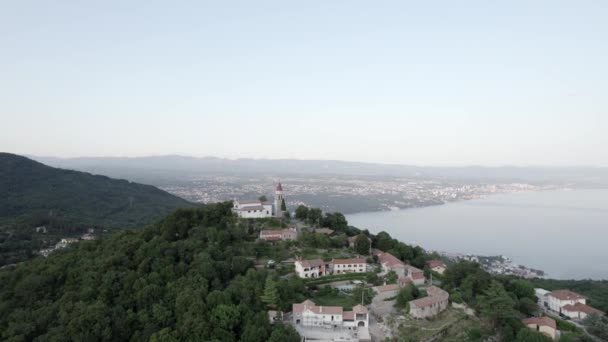 Kirche Von Veprinac Auf Einem Hügel Mit Malerischem Meer Hintergrund — Stockvideo