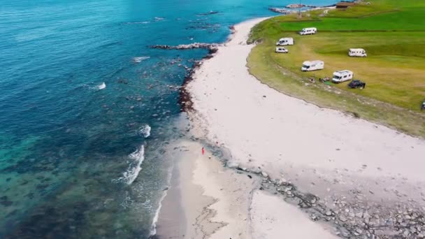 Vista Aérea Del Dron Madre Los Niños Jugando Una Playa — Vídeos de Stock