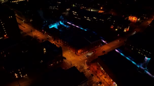 Sherbrooke Şehrinin Caddesinde Gece Vakti Işıklarıyla Aydınlanan Arabaların Hava Görüntüsü — Stok video