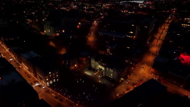 Město Sherbrooke Osvětlené Světly Během Noci Kanadě Letecký Pullback — Stock video