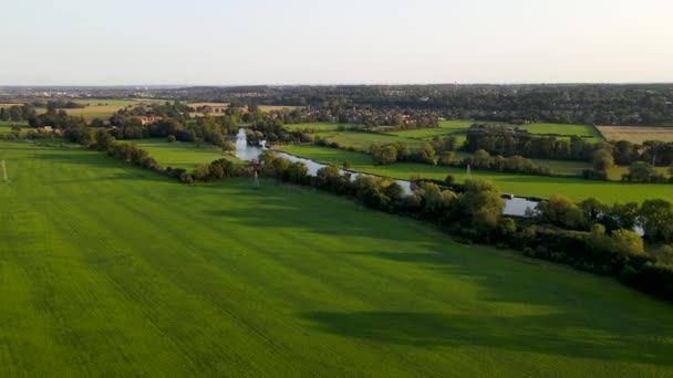 Avance Aéreo Sobre Verde Campo Río Támesis Inglaterra — Vídeos de Stock