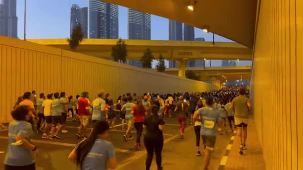 Толпа Людей Присоединяющихся Дубай Фитнес Вызов Рассвете Шейх Заид Роуд — стоковое видео
