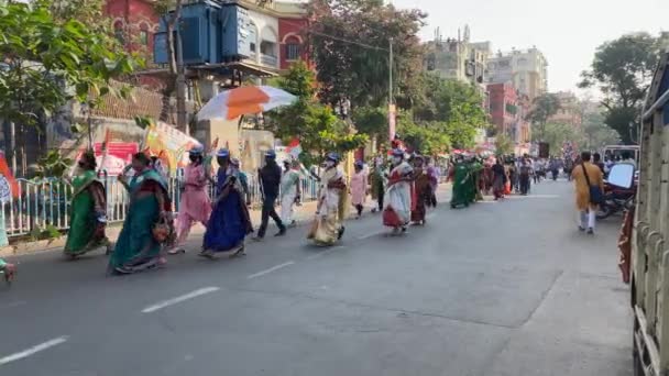 Vista Estática Das Trabalhadoras Partido Tmc Com Bandeiras Marchando Uma — Vídeo de Stock