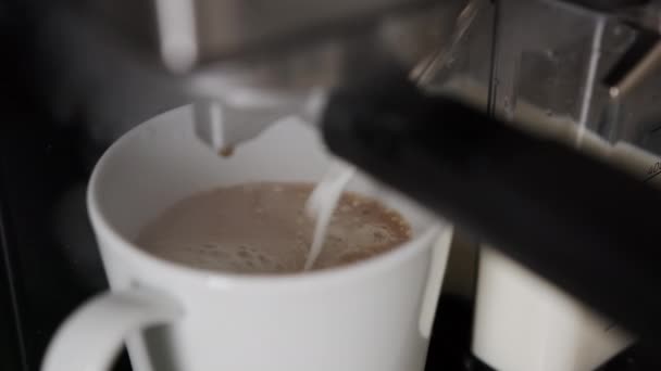 Haciendo Cappuccino Caffe Macchiato Primer Plano Leche Caliente Café Taza — Vídeos de Stock