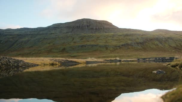 Pohled Krajinu Sopečného Ostrova Klidnou Vodní Lagunu Kopce Islandu — Stock video