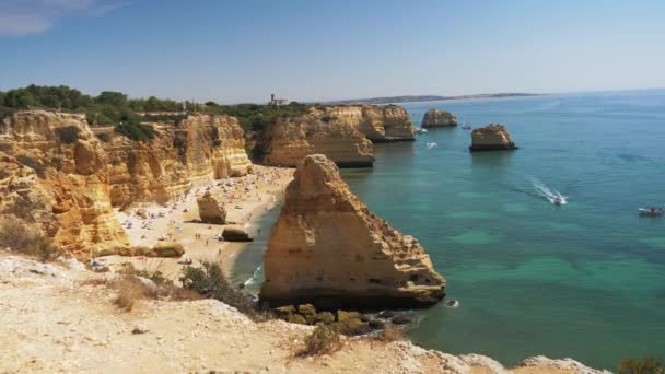 Lentidão Praia Marinha Portugal Com Habitantes Locais Turistas Banhos Sol — Vídeo de Stock