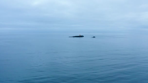 Afgelegen Eiland Noord Atlantische Oceaan Met Vlakke Vuurtoren Westfjord Ijsland — Stockvideo