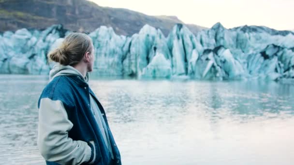 Hombre Disfruta Vista Del Hermoso Glaciar Islandia Isla Volcánica Ártica — Vídeos de Stock