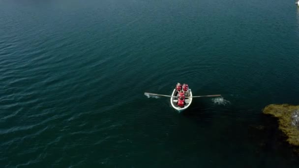 Toeristisch Zwemvest Roeien Blauwe Oceaan Vlakbij Flatey Island Ijsland Luchtfoto — Stockvideo