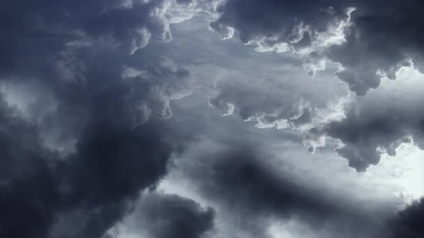 暗い雷雨の空の暗い雲4K — ストック動画