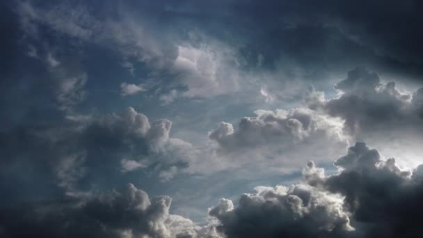 Dunkle Wolken Und Gewitter Ziehen Auf — Stockvideo