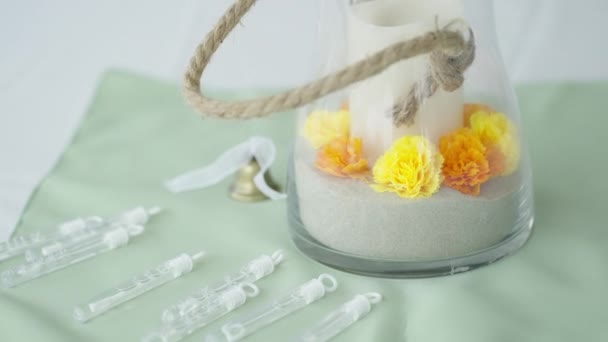Gyertyákkal Virágokkal Buborékokkal Tervezett Esküvői Asztal Gyerekeknek Közepes Lövés — Stock videók