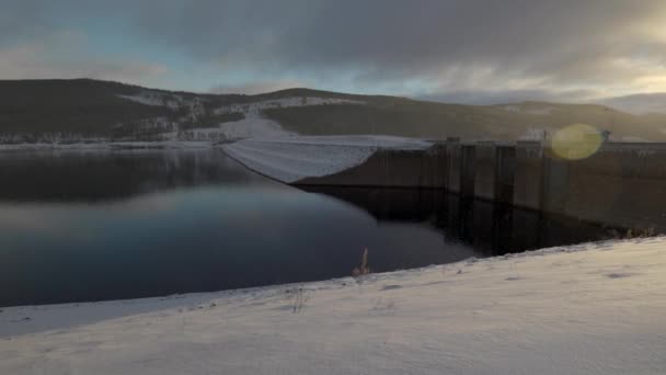 Waterpower Com Neve Suécia Escandinávia Pan — Vídeo de Stock