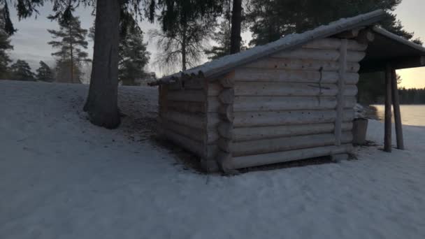 Houten Schuilplaats Aan Rivier Sneeuwlandschap Pan — Stockvideo