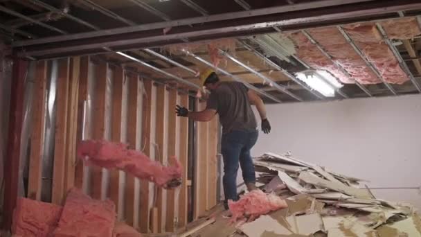 Anónimo Demolition Labourer Eliminar Aislamiento Del Techo — Vídeo de stock