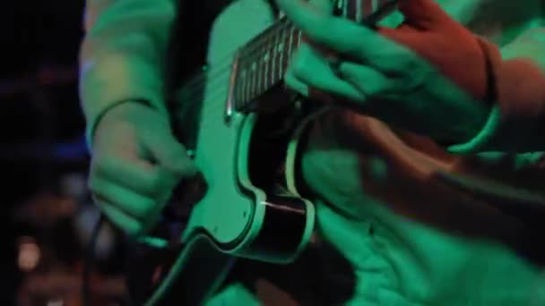 ライブ中にギターを弾いているミュージシャン ギターのピックアップ — ストック動画