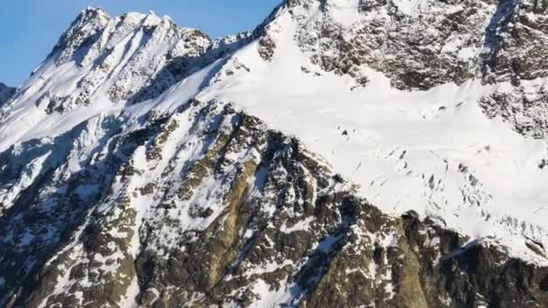新西兰穆勒胡特公路上被太阳照射的大雪覆盖的群山的全景 — 图库视频影像