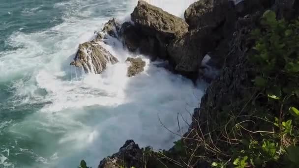 印度尼西亚日惹 一个阳光明媚的日子里 海浪袭击了克西拉特海滩悬崖上的珊瑚礁 — 图库视频影像