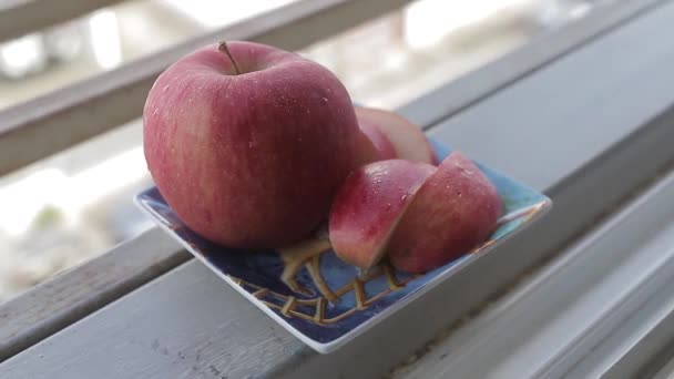 Pommes Entières Avec Des Gouttes Une Moitié Ouverte Sur Une — Video