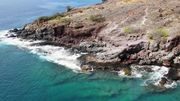 Ondas Batendo Costa Das Montanhas Ocidentais Maui Havaí — Vídeo de Stock