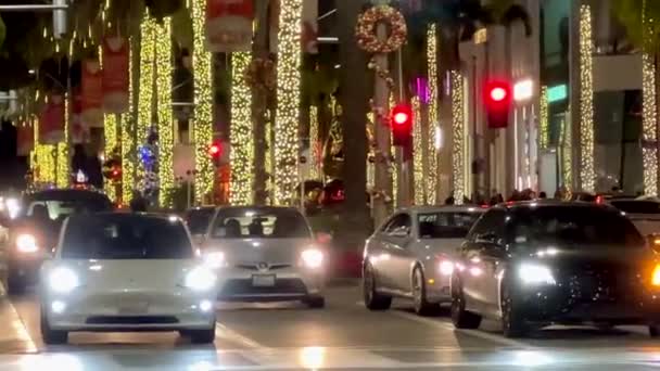 Tesla Kör Ner Festlig Rodeo Enhet Upplyst Med Julbelysning Natten — Stockvideo
