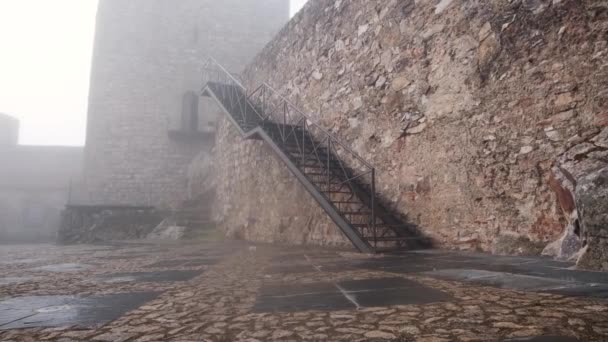 Pan Sobre Centro Castillo Cubierto Niebla Marvo — Vídeo de stock