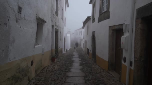 Extraño Camina Por Pasaje Brumoso Aldea Marvo — Vídeo de stock