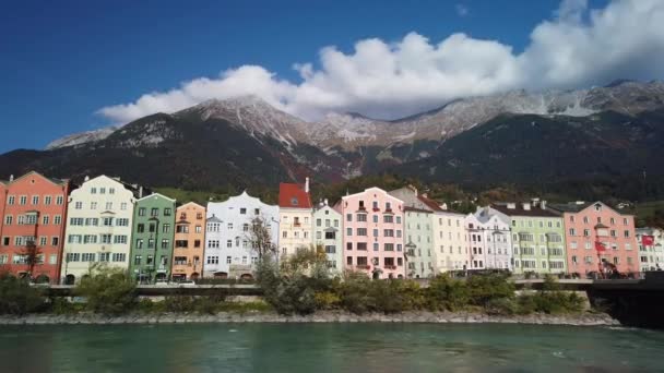 Casas Coloridas Del Casco Antiguo Innsbrucks Con Río Inn Frente — Vídeos de Stock