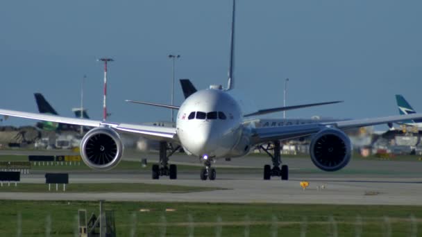 バンクーバーの空港でタクシーに乗るWestjet Boeing 787 Dreamliner — ストック動画