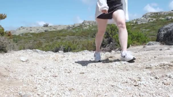 Una Donna Percorre Sentiero Roccioso Nella Serra Estrela — Video Stock