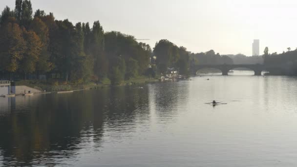 人们坐船划船横渡意大利都灵的波河 背景遥远的翁贝托桥 — 图库视频影像