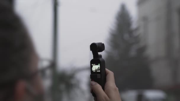 一名妇女用小设备 选择性焦距 闭合镜头记录建筑物的录像 — 图库视频影像