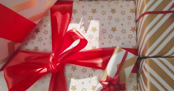 Зверху Вниз Загорнуті Подарунки Великими Червоними Луками Золотим Білим Папером — стокове відео