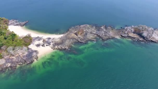 Slow Strafe Aerial Rocky Coral Fringed Scenic Island — Vídeo de Stock