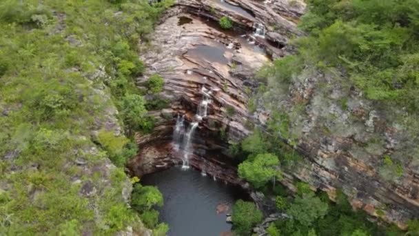 Ett Litet Vattenfall Mitt Vacker Djungel Flygfoto Chapada Diamantina Brasilien — Stockvideo