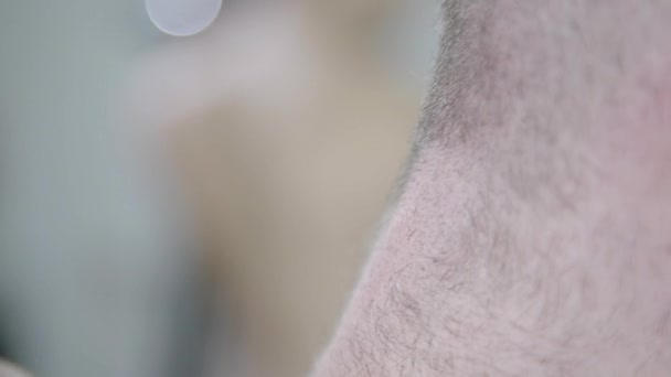 Pria Mencukur Rambut Leher Dengan Alat Listrik Menutup Tembakan Statis — Stok Video