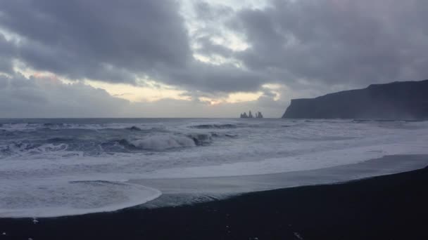 Burzliwy Dzień Czarnej Plaży Vik Falami Rozbijającymi Ocean Atlantycki Panoramiczne — Wideo stockowe