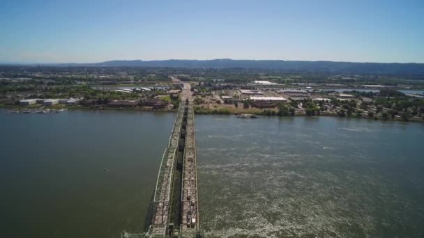 ワシントン州バンクーバーからオレゴン州ポートランドへの交通を結ぶコロンビア川州間高速道路橋の空中 — ストック動画