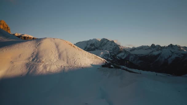 Dron Vuela Más Allá Las Cabañas Nieve Del Paso Sella — Vídeos de Stock