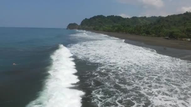 Olas Aplastantes Playa Hermosa Costa Rica Drone — Vídeos de Stock