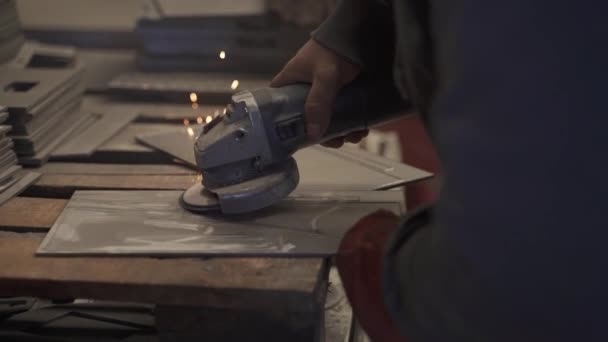 在工厂生产线上用磨床磨碎金属片的工人的近身工作 慢动作 — 图库视频影像