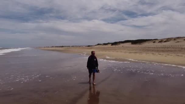 Pista Aérea Tiro Homem Velho Andando Descalço Praia Areia Com — Vídeo de Stock